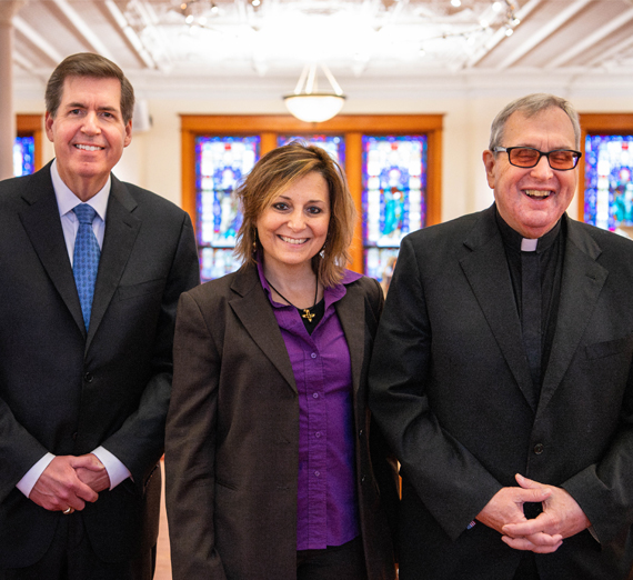 맥컬로 총장의 사무실.