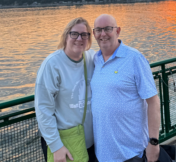 맥컬로 총장의 사무실.